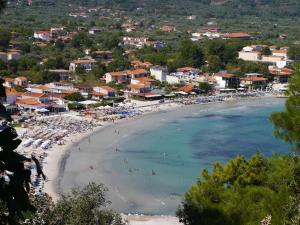 vistas a una playa con gente en el agua en Blue Sea Beach Resort, en Skala Potamias