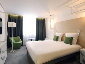 เตียงในห้องที่ Mercure Nancy Centre Gare