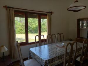 d'une salle à manger avec une table et une fenêtre. dans l'établissement Chalecito hermoso, à La Paloma