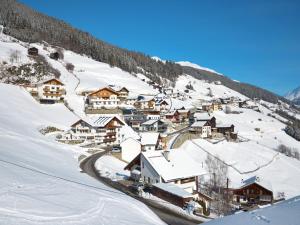 Un petit village dans la neige sur une montagne dans l'établissement Apartment Erna by Interhome, à Kappl