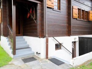 una casa con una escalera que conduce a una puerta en Chalet Chalet Merymont by Interhome, en Villars-sur-Ollon