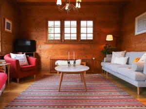 sala de estar con sofá y mesa en Chalet Chalet Merymont by Interhome, en Villars-sur-Ollon