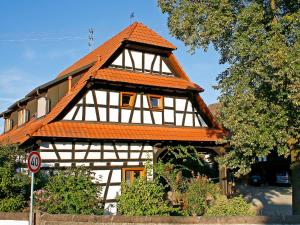 ein großes Haus mit orangefarbenem Dach in der Unterkunft Apartment Dieboldshof by Interhome in Neuried