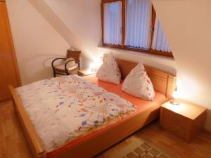 ein kleines Schlafzimmer mit einem Bett und einem Fenster in der Unterkunft Apartment Dieboldshof by Interhome in Neuried