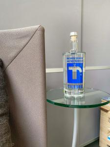 eine Flasche Wasser auf einem Glastisch neben einer Couch in der Unterkunft B&B Winterresidentie in Tilburg