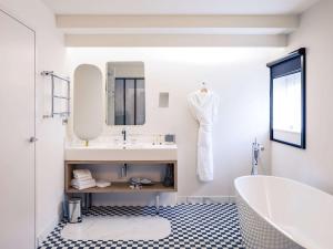 Mercure Nantes Centre Gare tesisinde bir banyo