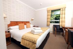 Tempat tidur dalam kamar di Pitbauchlie House Hotel - Sure Hotel Collection by Best Western