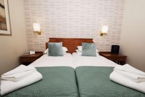 Tempat tidur dalam kamar di Pitbauchlie House Hotel - Sure Hotel Collection by Best Western