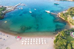 una vista aérea de una playa con barcos en el agua en Bagaglino I Giardini Di Porto Cervo, en Porto Cervo