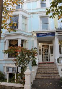 La fachada o entrada de Llandudno Hostel