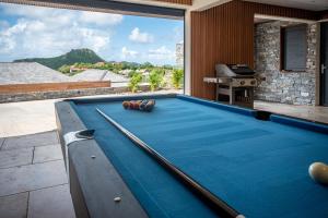 Saint Barthelemy的住宿－Domaine de Sweet Hill - 4 villas et 2 studios，房屋阳台的台球桌