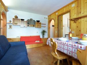 een woonkamer met een tafel en een bank bij Apartment Des Alpes-8 by Interhome in Canazei