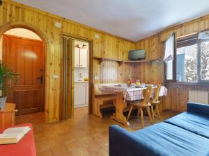 een woonkamer met een tafel en een bank bij Apartment Des Alpes-8 by Interhome in Canazei