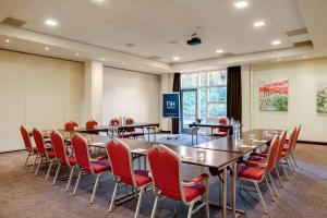 a conference room with a long table and chairs at NH Bussum Jan Tabak in Bussum