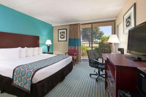 Cama ou camas em um quarto em Howard Johnson by Wyndham Arlington Ballpark / Six Flags