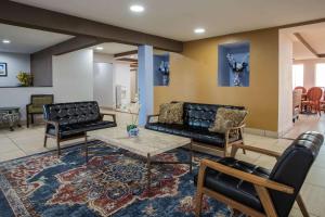 Χώρος καθιστικού στο Travelodge by Wyndham Fort Wayne North