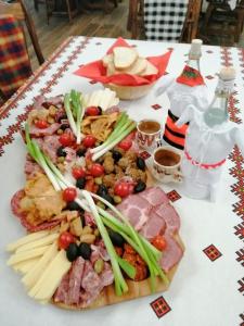 een tafel met een bord eten erop bij PENSIUNEA PLAI STRABUN in Strîmtura