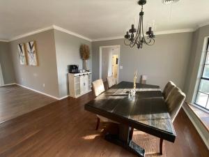 une salle à manger avec une table et des chaises noires dans l'établissement Large Modern Family Home!, à Soncy