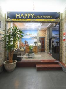 ハイフォンにあるHAPPY GUEST HOUSEの幸せなゲストハウスの前に立つ男