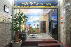 ハイフォンにあるHAPPY GUEST HOUSEのハッピーゲストハウスのある店の玄関