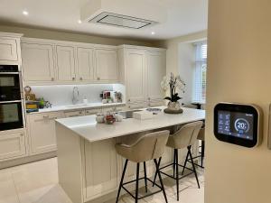 Dapur atau dapur kecil di Edge Mere Apartment, Bowness-on-Windermere