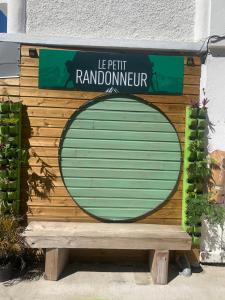 ใบรับรอง รางวัล เครื่องหมาย หรือเอกสารอื่น ๆ ที่จัดแสดงไว้ที่ Hôtel le petit randonneur