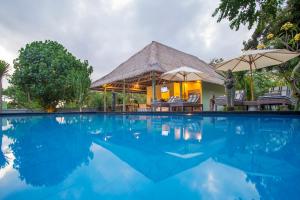 einen Pool vor einer Villa in der Unterkunft Komodo Garden in Nusa Lembongan