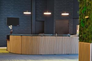 una hall con ufficio e reception con di Sure Hotel by Best Western Nantes Beaujoire a Nantes