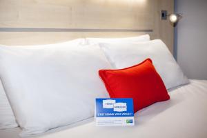 Ένα ή περισσότερα κρεβάτια σε δωμάτιο στο Holiday Inn Express Toulouse Airport, an IHG Hotel