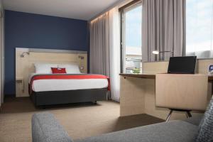 Ένα ή περισσότερα κρεβάτια σε δωμάτιο στο Holiday Inn Express Toulouse Airport, an IHG Hotel