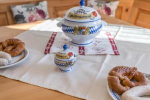 un tavolo con teiera e ciambelle di Ferienwohnung Rosenquarz a Mittenwald