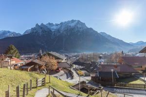 un villaggio con una montagna sullo sfondo di Ferienwohnung Rosenquarz a Mittenwald