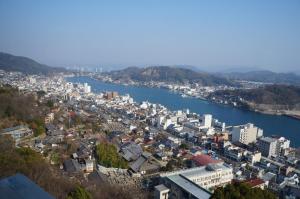 Onomichi View Hotel Seizan في أونوميتشي: اطلالة جوية على مدينة بجانب نهر