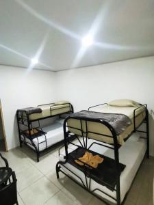 Tempat tidur dalam kamar di Hostel Cattleya - Monteverde, Costa Rica