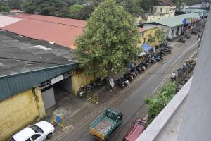 El barrio en el que está el hotel o un barrio cercano