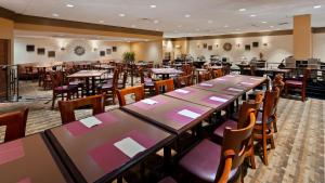 un gran comedor con mesas y sillas en Best Western Plus Hotel & Conference Center, en Baltimore