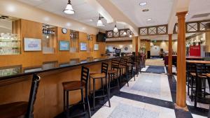 un bar en un restaurante con taburetes en Best Western Plus Hotel & Conference Center, en Baltimore