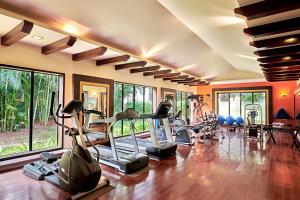 um ginásio com um monte de equipamento de exercício numa sala em Radisson Blu Resort & Spa Alibaug em Alibag