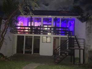 une maison avec des lumières violettes à l'avant dans l'établissement Hotel Mansion Del Rey, à Antigua Guatemala