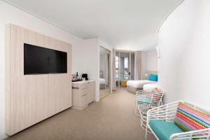 Rydges Cronulla Beachside電視和／或娛樂中心