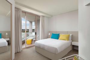 Rydges Cronulla Beachside房間的床