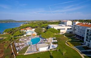 una vista aérea de un complejo con piscina en Park Plaza Belvedere Medulin, en Medulin