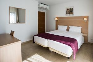 Giường trong phòng chung tại Sagres Time Apartamentos