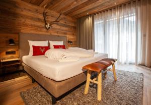 una camera da letto con un grande letto in una camera in legno di Nova Gosta Montafon NEU by Pferd auf Wolke a Gaschurn