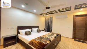 um quarto com uma cama com duas almofadas em Multazam Heights, DHA Phase 8 - 3 Bedrooms Luxury Apartments em Lahore