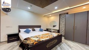 um quarto com uma cama grande num quarto em Multazam Heights, DHA Phase 8 - 3 Bedrooms Luxury Apartments em Lahore