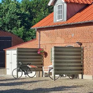 due biciclette parcheggiate di fronte a un edificio di Lustrup Farmhouse a Ribe