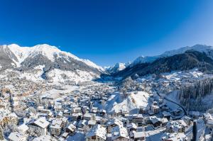 una vista aerea di una stazione sciistica in montagna di Adventure Hostel a Klosters