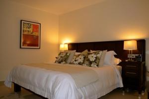 1 dormitorio con 1 cama grande y cabecero de madera en New Brookfields Hotel, en Freetown