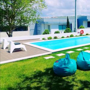 una piscina en un patio con dos sustancias inflables en Furnaka Eco Village, en Lourinhã